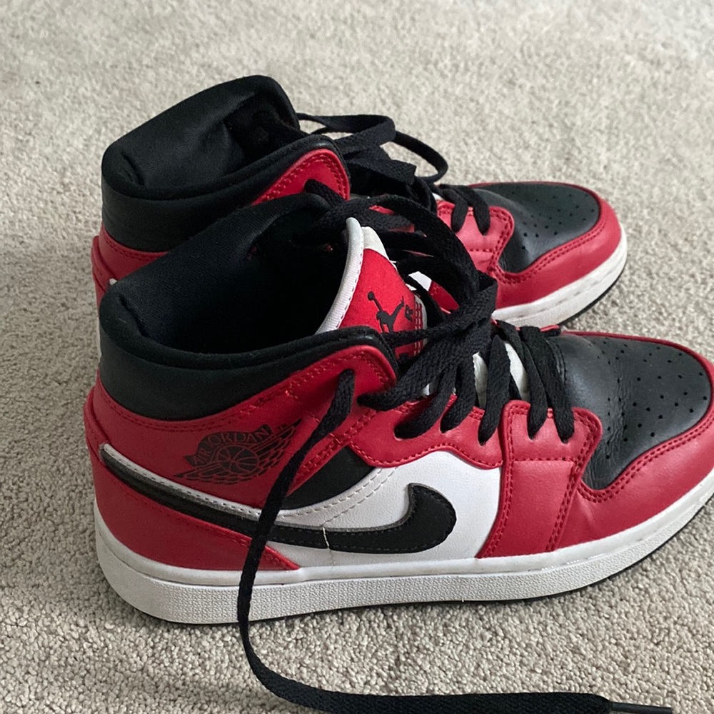 Air Jordan 1 mid black toe